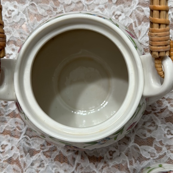 Teaopia Tea pot is stunning with tea leaf basket rattan handle - Picture 3 of 7